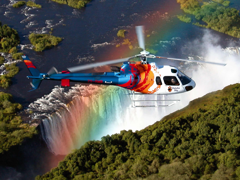 Полет на вертолете над водопадом Виктория